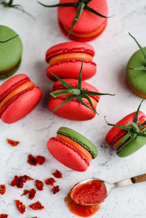 Tomato macarons - Everything Marina Crazy Macarons, Savory Macarons, Red Macarons, Macarons Recipe Easy, How To Store Tomatoes, Creative Catering, French Meringue, Summer Sweets, Macaron Flavors