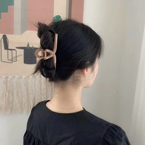 Hair In A Clip, Dream Hairstyles, Middle Hair, Claw Clip Hairstyles, Hair School, Clip Hairstyles, Face Aesthetic, Pinterest Hair, Haircuts Straight Hair