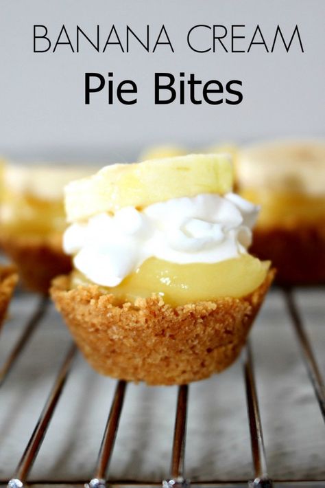 Banana Cream Pie Bites - crazy easy to make! Easy dessert recipe. Individual Banana Cream Pie, Mini Banana Cream Pie, Pie Cups, Tin Recipes, Facebook Recipes, Princess Pinky Girl, Pinky Girl, Pie Bites, Quick Dessert