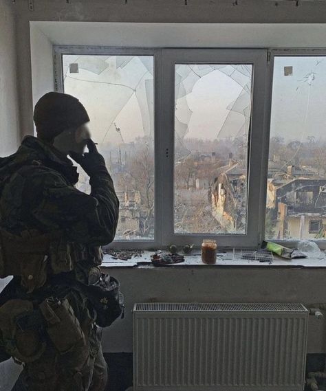 #militarymen Guy Looking Out Window, Wojskowy Humor, Looking Out Window, Ghost Soldiers, Special Forces Gear, Military Images, Military Aesthetic, Military Gear Tactical, Army Pics