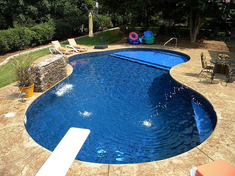 Tanning shelf in vinyl pool. WOW! | Flickr - Photo Sharing! Ideas De Piscina, Tanning Ledge Pool, Small Inground Pool, Kleiner Pool Design, Pool Images, Sun Deck, Vinyl Pool, Small Swimming Pools, Small Pool Design