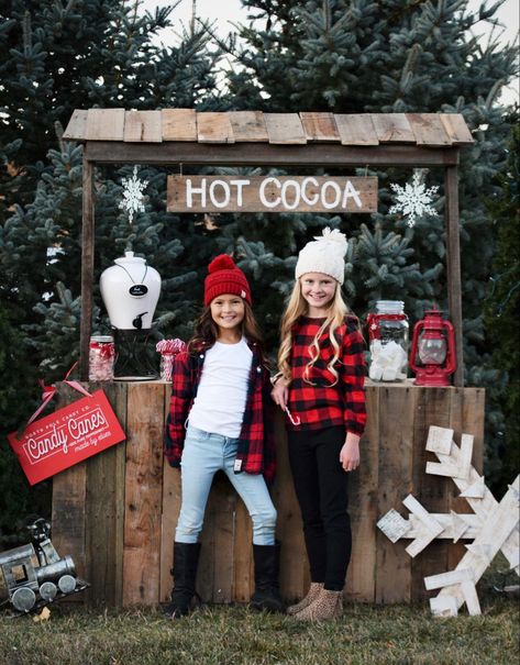 Hot Cocoa Stand Photoshoot, Hot Chocolate Christmas Pictures, Hot Cocoa Stand Photography, Hay Bale Christmas, Hot Cocoa Stand, Christmas Mini Shoot, Christmas Tree Farm Photos, Christmas Photo Props, Holiday Mini Session