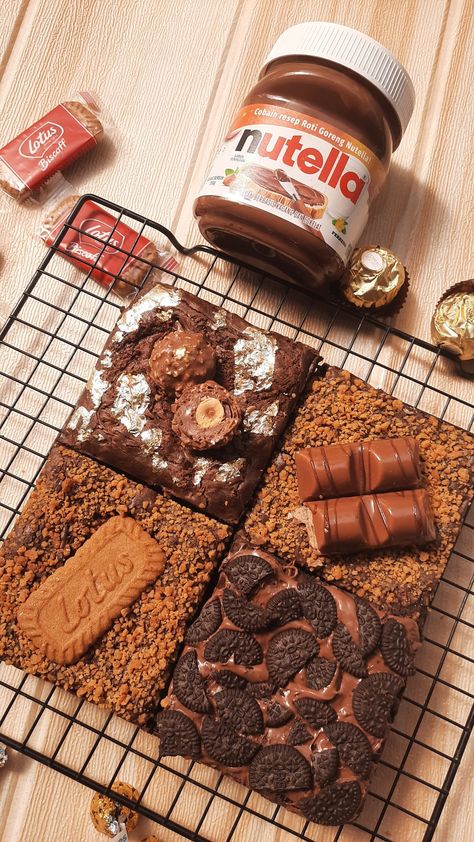 Different Kinds Of Brownies, Brownies Packaging Ideas Diy, Cute Brownie Decorating Ideas, Fudgy Brownies Packaging, Brownie Packaging Design, Selling Brownies, Brownie Decorating Ideas Design, Individual Brownies, Brownies Aesthetic