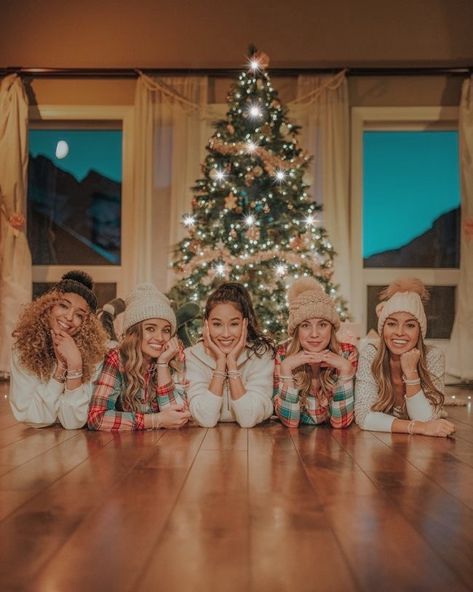 Christmas Pajama Pictures, Fun Christmas Photos, Bracelets Pura Vida, Christmas Fashion Photography, Outdoor Christmas Decoration Ideas, Aesthetic Friend, Christmas Poses, Christmas Family Photoshoot, Xmas Photos