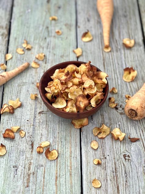 These parsnip chips might just become your new favorite snack. They are super easy to make using the air fryer! Parsnip Chips Air Fryer, Parsnip Fries Air Fryer, Parsnip Chips, Parsnip Soup, Soy Free Vegan, Roasted Vegetables Oven, Kale Chips, Chips Recipe, Soup Season