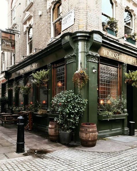 British Pub Exterior, London Pub Interior, Pub Exterior Design, Victorian Coffee Shop, Aesthetic Cafe Exterior, Bookstore Exterior, London Pub Aesthetic, Coffee Shop Exterior Design, Restaurant Design Exterior