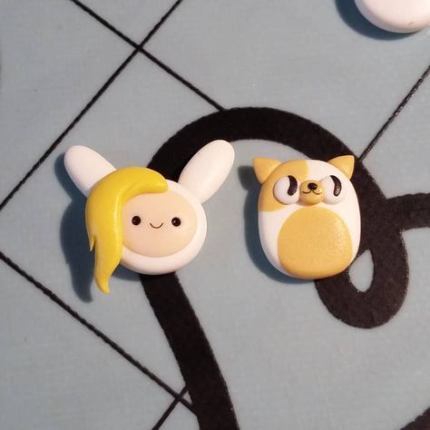 Adventure Time Clay Earrings, Adventure Time Clay Figures, Adventure Time Polymer Clay, Adventure Time Clay, Fionna And Cake, Clay Arts, Polymer Clay Cake, Clay Inspo, Instruções Origami