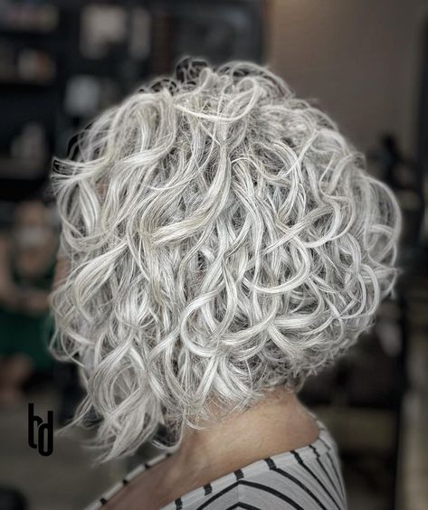 Metallic White Curly Hair in a Short Angled Stacked Cut Stacked Inverted Bob, Braids Short, Inverted Bob Haircuts, Grey Curly Hair, Bob Haircut Curly, Styles Braids, Curly Hair Photos, Short Curly Haircuts, Short Grey Hair