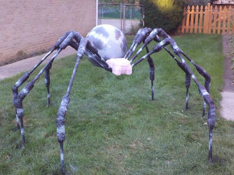 Spider Car, Spider Sculpture, Giant Spiders, Haunted House Diy, Fake Spider, Yard Sculptures, Giant Spider, Wind Sculptures, Spider Art