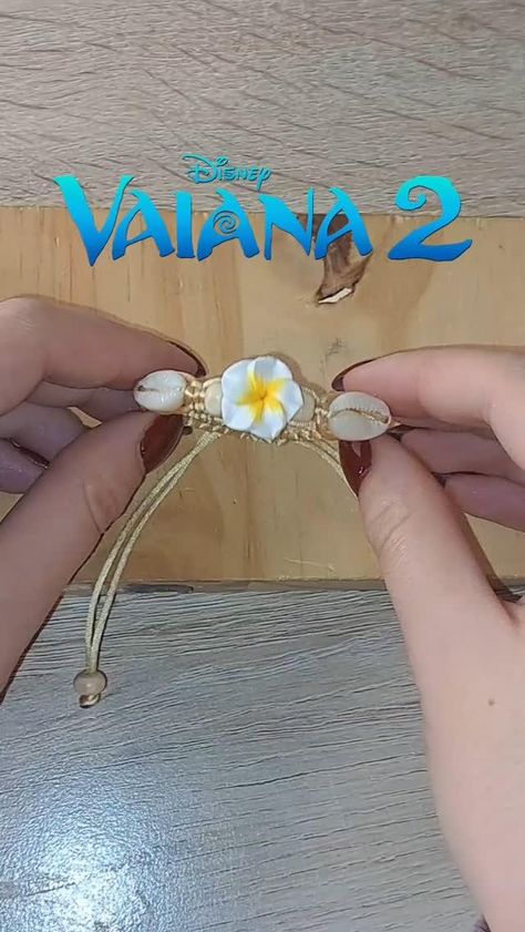 Bracelet inspiré Vaïana pour la sortie du film Vaïana 2 🌺  Disponible en vente sur ma boutique (Lien dans ma bio ❤️)  #bracelet #macramé #commande #vaiana #disney  #moana #moana🌺🌺🌸🌸🏝🏝💦💦 #CapCut Moana Props Diy, Moana Beaded Bracelet, Moana Bracelet Ideas, Moana Coconut Pirates, Moana Bracelet, Moana Jewelry, Disney Bracelets, Moana Crafts, Moana Theme