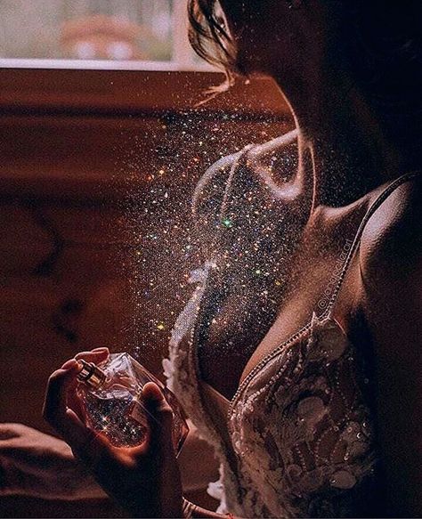 Boujee Aesthetic Glitter, Art Aesthetic Pictures, How To Apply Perfume, Low Key Portraits, Aesthetic Glitter, Chanel N 5, Art Girl Aesthetic, Fragrance Photography, Glitter Photography