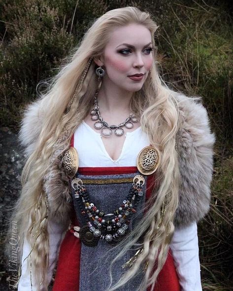 621 best Vikings images on Pinterest | Viking woman, Viking dress ... Female Viking, Viking Queen, Viking Images, Costume Viking, Viking Cosplay, Viking Garb, Kawaii Clothes Goth, Viking Dress, Viking Wedding