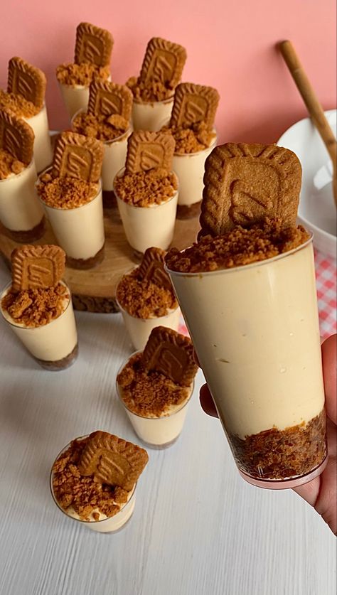 The Yummiest Biscoff cheesecake recipe ever. They're super easy to make and the perfect ultimate dessert for any occasion. The dessert consists of a beautiful, creamy filling and a lovely buttery biscuit base. Cheesecake Dessert Cups, Cheesecake Cups Recipe, Dessert Shooters Recipes, Shooter Recipes, Dessert Cups Recipes, Dessert Summer, Dessert Shooters, Mini Dessert Cups, Biscoff Cheesecake