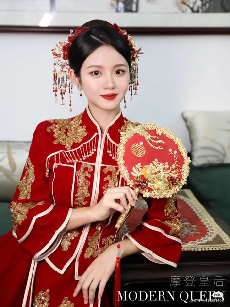 Chinese Bride Hairstyle, Sangjit Hairdo, Asian Photoshoot, Japan Hairstyle, Chinese Wedding Photos, Makeup Chinese, Chinese Bride, Asian Bridal Makeup, Best Bride