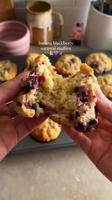 Banana Blackberry Oatmeal Muffins Muffins Aesthetic, Blackberry Oatmeal, Muffins For Breakfast, Breakfast Recipes Easy Quick, Banana Snacks, Healthy Banana Muffins, Banana Oat Muffins, Healthy Breakfast Muffins, Banana Bread Muffins