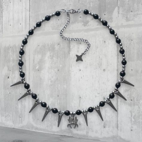 Punk Beaded Jewelry, Ideas For Necklaces With Beads, Punk Jewelry Necklaces, Alternative Necklace, Goth Necklace Diy, Weird Accessories, Punk Necklace, Necklaces Diy, Homemade Necklace Ideas