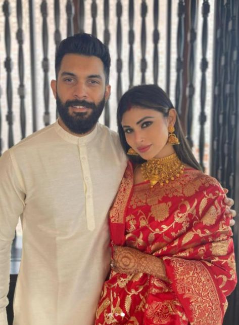 Naagin fame, Mouni Roy was enjoying her honeymoon days with her Dubai-based banker then-boyfriend, now-husband, Suraj Nambiar, in Kashmir. Post marriage, the actress has been serving major bride goals. And now, recently, the newly married couple was spotted at the airport walking hand-in-hand, looking much in love!
 
 For the unversed, Mouni had started her career with the television serial, Kyunki Saas Bhi Kabhi Bahu Thi. After a few years, she had made her Bollywood debut with Gold opp Newly Bride Saree, Mouni Roy Dresses, Mouni Roy, Newly Wed, New Bride, Wedding Couple Poses Photography, At Airport, Newly Married Couple, After Marriage