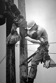 1968 Pulitzer Prize, Spot News Photography, Rocco Morabito, Jacksonville Journal  July 17, 1967: Air conditioners hum all over Horida. In Jacksonville, they overwhelm the electrical system and knock out the power. Jacksonville Journal photographer Rocco Morabito is on his way to photograph a railroad strike when he notices Jacksonville Electric Authority linemen high up on the poles. "I passed these men working and went on to my assignment," says Morabito. "I took eight pictures at the ... Robert Cornelius, Photos Rares, Rare Historical Photos, Pulitzer Prize, Kiss Of Life, Power Lines, Nikola Tesla, The Kiss, Iconic Photos