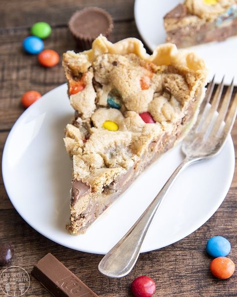 This candy bar pie is the perfect dessert to use up leftover candy. It's got a buttery pie crust, with a brown sugar cookie filling, loaded with your favorite chocolate candies! Candy Bar Pie, Cookie Filling, Award Winning Pies, Candy Pie, Homemade Blueberry Pie, Candy Bar Cookies, Leftover Candy, Buttery Pie Crust, Best Holiday Cookies