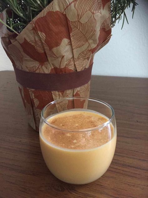 Have you ever had pumpkin pie-flavored eggnog? Try making this delicious holiday version of the popular drink for Thanksgiving or Christmas. Thanksgiving Drinks, Cozy Drinks, Eggnog Recipe, Pumpkin Spice Syrup, Egg Nog, Rich Desserts, Popular Drinks, Creme Egg, Pumpkin Pie Spice