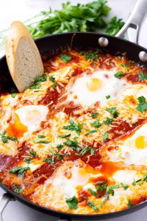 Italian Baked Eggs, also known as Eggs in Purgatory, Italian style. This easy and speedy breakfast dish will become your new favorite #cookingformysoul Italian Baked Eggs, Easy Breakfast Dishes, Eggs In Purgatory, Man Recipes, Fast 800, Breakfast Quesadilla, Italian Side, Italian Breakfast, Meatless Recipes