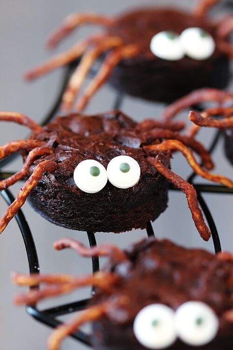 Brownie Spiders, Halloween Brownie, Spider Food, Halloween Potluck, Brownie Ideas, Recipes Halloween, Fall Fun Food, Spider Crafts, Fun Halloween Food