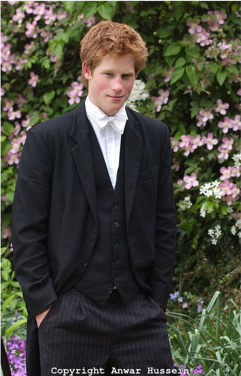 18 year old Prince Harry in his school uniform at Eton College on May 12, 2003. eeeeeeeeeeeeeeeeeeeeeeeeeeeeeeeeeeeeeeeeeeeeeeeeeee!!!!!!!!! Prince Harry Styles, Prince Harry Of Wales, Eton College, College Uniform, Prinz Charles, Old Prince, Rainha Elizabeth Ii, Prins Harry, Reine Elizabeth Ii