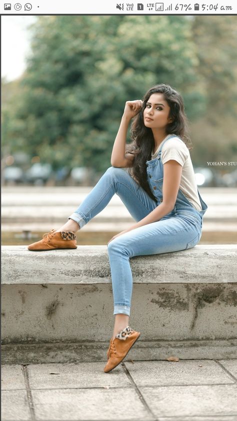 Outdoor Single Photoshoot, Standing Poses Photography Women Jeans, Single Standing Poses, Standing Photo Poses In Jeans Top, Jeans Poses, Senior Recital, Female Modeling Poses, Individual Poses, Jeans Drawing