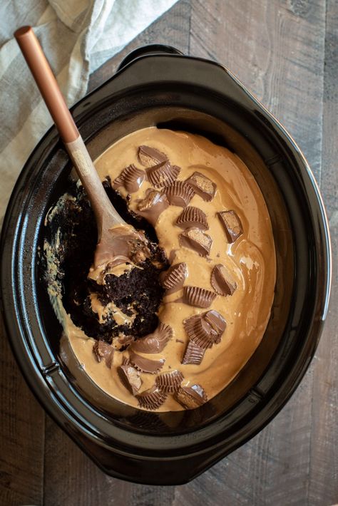 Chocolate Cake Crockpot, Cup Chocolate Cake, Crockpot Chocolate Cake, Crockpot Cake Recipes, Melting Cake, Peanut Butter Chocolate Cake, Butter Chocolate Cake, Crockpot Cake, Whipped Cream Desserts