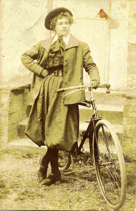 46 Interesting Photos of Women with Their Bicycles From the 19th Century ~ vintage everyday Amelia Bloomer, Technology Drawing, Sepia Photos, Bike Dress, Tweed Ride, 1800's Dress, Antique Bicycles, Cycling Suit, Steampunk Ideas