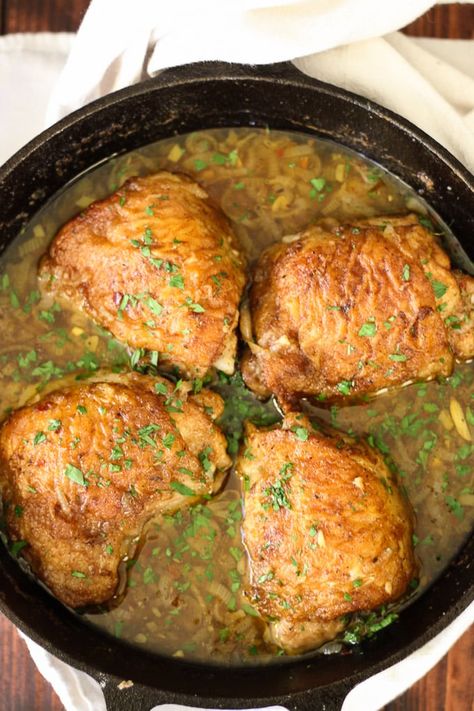 Skillet Chicken with Garlic, Shallot, and Wine Sauce is an incredibly easy and comforting dish, full of flavor and perfect for family dinners or a friends get-together. Chicken With Garlic, Chicken Ranch Pasta, Crockpot White Chicken Chili, Meatless Dinner, White Chicken Chili, Oven Baked Chicken, Best Chicken, Wine Sauce, Best Chicken Recipes