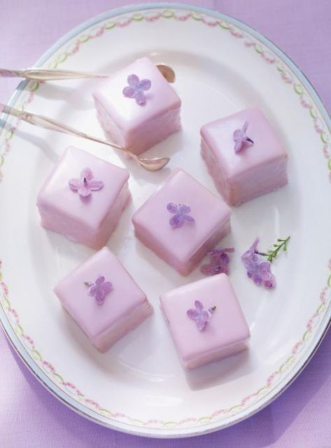 Crystallized Lilac Petits Fours Chip Dips, Almond Pound Cakes, Cupcake Cake, Cute Desserts, Sugar Rush, Edible Flowers, Mini Desserts, Marzipan, Mini Cakes