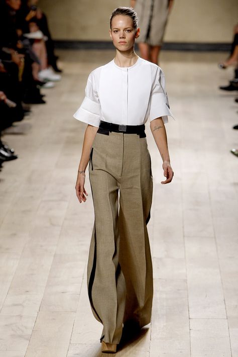 Céline Spring 2010 Ready-to-Wear Collection Photos - Vogue 2010s Fashion, Phoebe Philo, Business Outfit, Wide Pants, 가을 패션, White Shirt, Capsule Wardrobe, Work Wear, Fashion Show