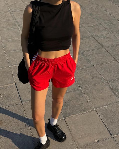 hey ❤️‍🩹 Sport Tshirt Outfits, Red Adidas Shorts Outfit, Sports Tshirt Outfit, Adidas Shorts Outfit, Red Shorts Outfit, Holiday Suitcase, Short Adidas, Nyc Outfits, City Outfits