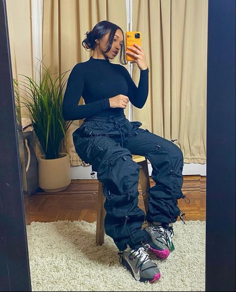 Parachute Pants Outfit Black, Parachute Pants Outfit Winter, Parachute Pants Outfit, Pants Outfit Winter, Girl Streetwear, Winter Pants Outfit, Fall Fit, Hype Shoes, Outfit Winter