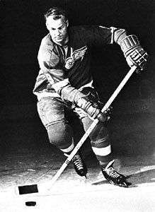 Gordie Howe Canadian Hockey Players, Gordie Howe, Hockey Pictures, Detroit Sports, Ice Hockey Players, Detroit Red Wings Hockey, Red Wings Hockey, Nhl Games, Sports Hero