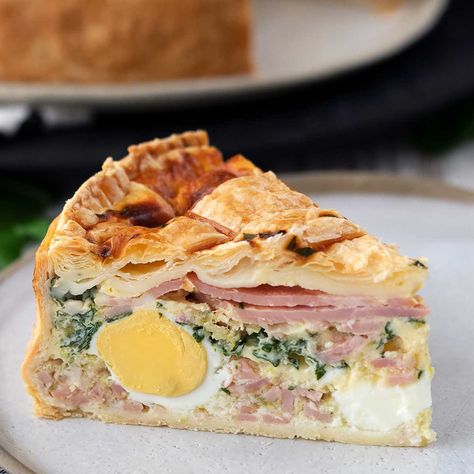 Bacon And Egg Pie Recipe, Egg And Bacon Pie Recipes, Egg Pie Recipe Breakfast, Sausage And Egg Pie, Breakfast Picnic Ideas, Pie Recipes Savory, Bacon Egg Pie, Bacon And Egg Pie, Bacon Pie Recipe