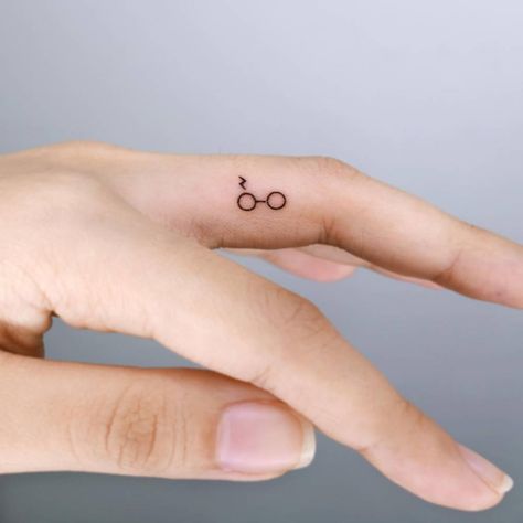 Harry Potter Glasses Tattoo, Line Tattoo Finger, Tattoo Ideas Female Cute, Harry Potter Tattoo Unique, Genius Tattoo, Tiny Harry Potter Tattoos, Slytherin Tattoo, Tattoo King, Tattoo Queen