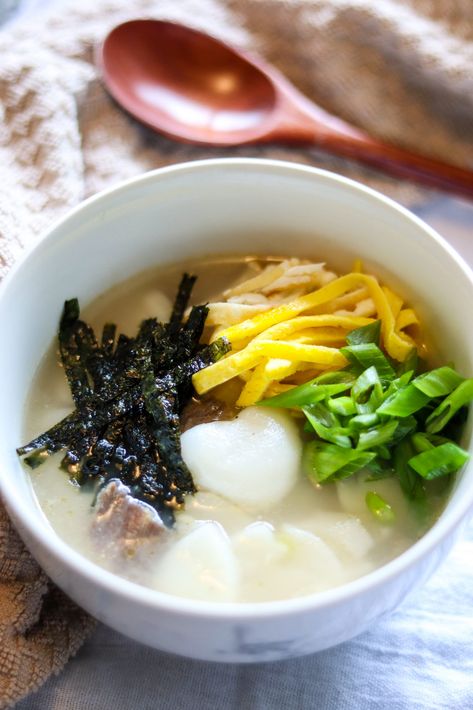 Tteokguk (Korean Rice Cake Soup) Fried Seaweed, Korean Soups, Japchae Noodles, Soup Korean, Korean Rice Cake Soup, Seaweed Rolls, Rice Cake Soup, Sticky Rice Cakes, Rice Noodle Soups