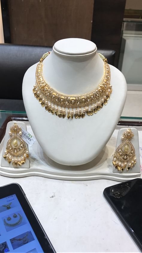 Pipal Patti Jewellery, Jadau Jwellery, Amrapali Jewellery, Bridal Jewelry Sets Brides, Gold Earrings Models, Modern Gold Jewelry, Gold Necklace Indian Bridal Jewelry, Traditional Jewellery, Bridal Diamond Jewellery