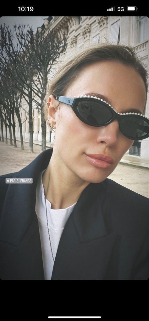 Must have chanelos sunnies with pearls Chanel Pearl Sunglasses, Pearl Sunglasses, Chanel Pearl, Chanel Pearls, Chanel Sunglasses, Oval Sunglasses, Fashion Item, Sunnies, Taylor Swift