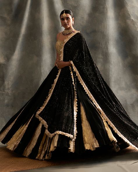 Black Lehnga Dress, Chanderi Lehenga, Designer Bridal Lehenga Choli, Indian Outfits Lehenga, Happy Dresses, Lehenga Designs Simple, Velvet Dress Designs, Indian Saree Blouses Designs, Bollywood Outfits