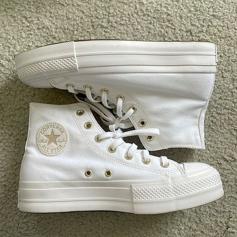 Converse Chuck Taylor High Top Platform Lift — White / Gold White And Gold Converse, White Converse Platform, White Platform Converse, Converse 70, Converse Gold, White Converse Shoes, White High Top Converse, Converse Platform, Gold Platforms