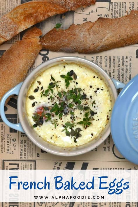 French baked eggs in the oven (shirred eggs/ oeuf en cocotte) combine eggs in a ramekin with cream and cheese for a hearty breakfast/brunch! Eggs Cocotte Recipe, Eggs In Cocotte, Duck Egg Recipe Ideas, Ramekin Eggs, Baked Eggs In Ramekins, French Baked Eggs, Steam Eggs, Eggs In The Oven, Shirred Eggs