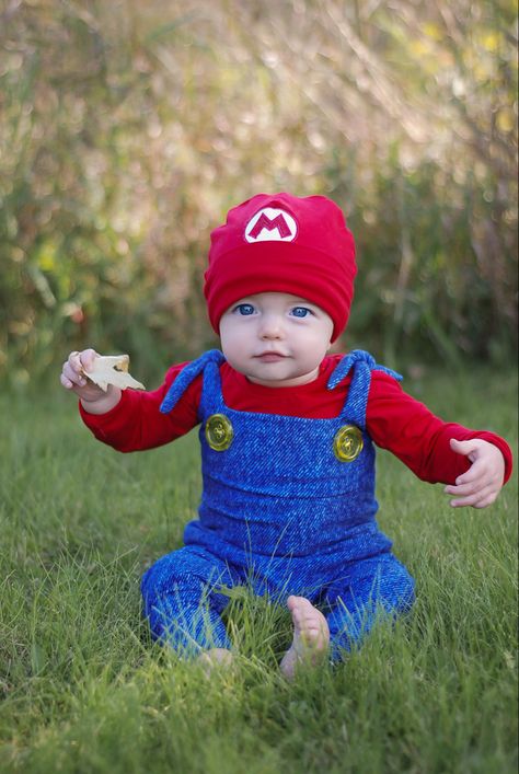 Easy super mario costumes for babies sewing tutorial Super Mario Family Costume, Mario Family Costume, Baby Mario Costume, Mario Costume Diy, Mario Costumes, Costumes For Babies, Baby Sewing Tutorials, Super Mario Costumes, Princess Peach Costume