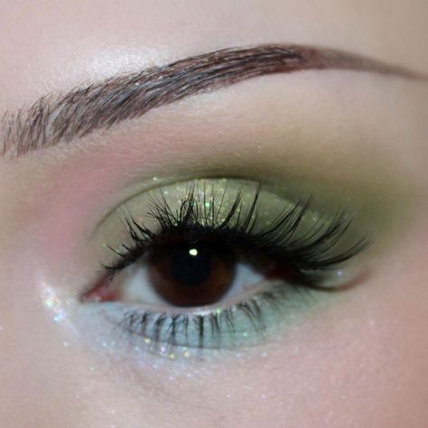 Pastel Green Eyeshadow Looks, Pale Green Eyeshadow, Light Green Makeup Looks Prom, Princess Tiana Makeup Ideas, Green And White Makeup Looks, Green And Blue Eyeshadow Looks, Tiana Quinceanera, Quinceanera Makeup Natural, Princess Tiana Makeup