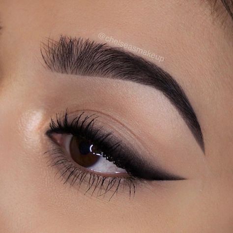 Smudged winged eyeliner Makeup Ulzzang, Permanente Make-up, Soft Smokey Eye, Tutorial Eyeliner, Make Up Designs, Eyeliner Tips, Winged Eyeliner Tutorial, Smink Inspiration, Beauty Make-up