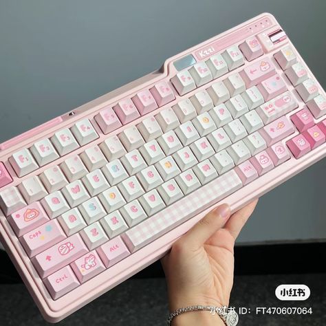 Pink Keyboard Aesthetic, Fancy Keyboard, Unique Keyboards, Kawaii Room Ideas, Gaming Desk Setup, Pink Games, Computer Set, Tech Aesthetic, Gaming Station