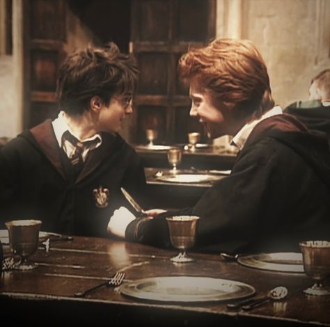 Harry And Ron Aesthetic, Harry Potter Character Aesthetic, Ron X Harry, Harry Potter And Ron, Harry And Ron, Ron And Harry, Harry Potter Ron, Harry Potter Icons, Hogwarts Aesthetic