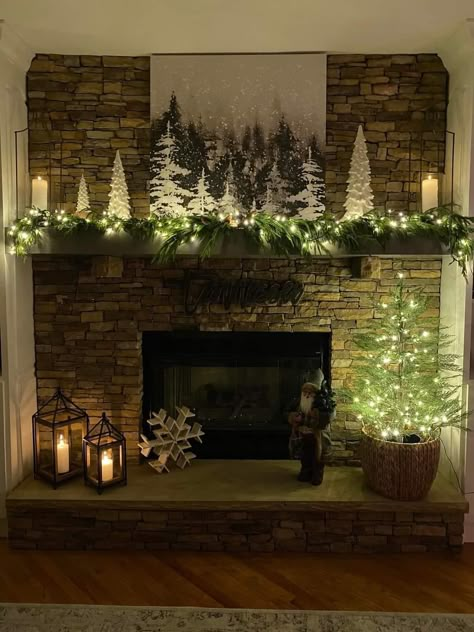 Cozy Christmas Decor, Christmas Mantle Decor, Holiday Deco, Christmas Fireplace Decor, Christmas Decor Inspiration, Country Christmas Decorations, Christmas Mantel Decorations, Christmas Themes Decorations, Christmas Mantle